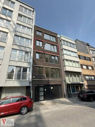 Ruim centrumappartement dat recent een grondige renovatie onderging (83m²). Prima gelegen in een rustige en kleinschalige residentie op...