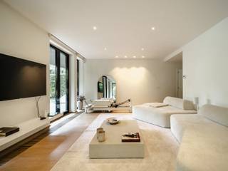 Ideally located in the Observatoire district, on the ground floor of a contemporary building with character, this apartment offers a gross floor...