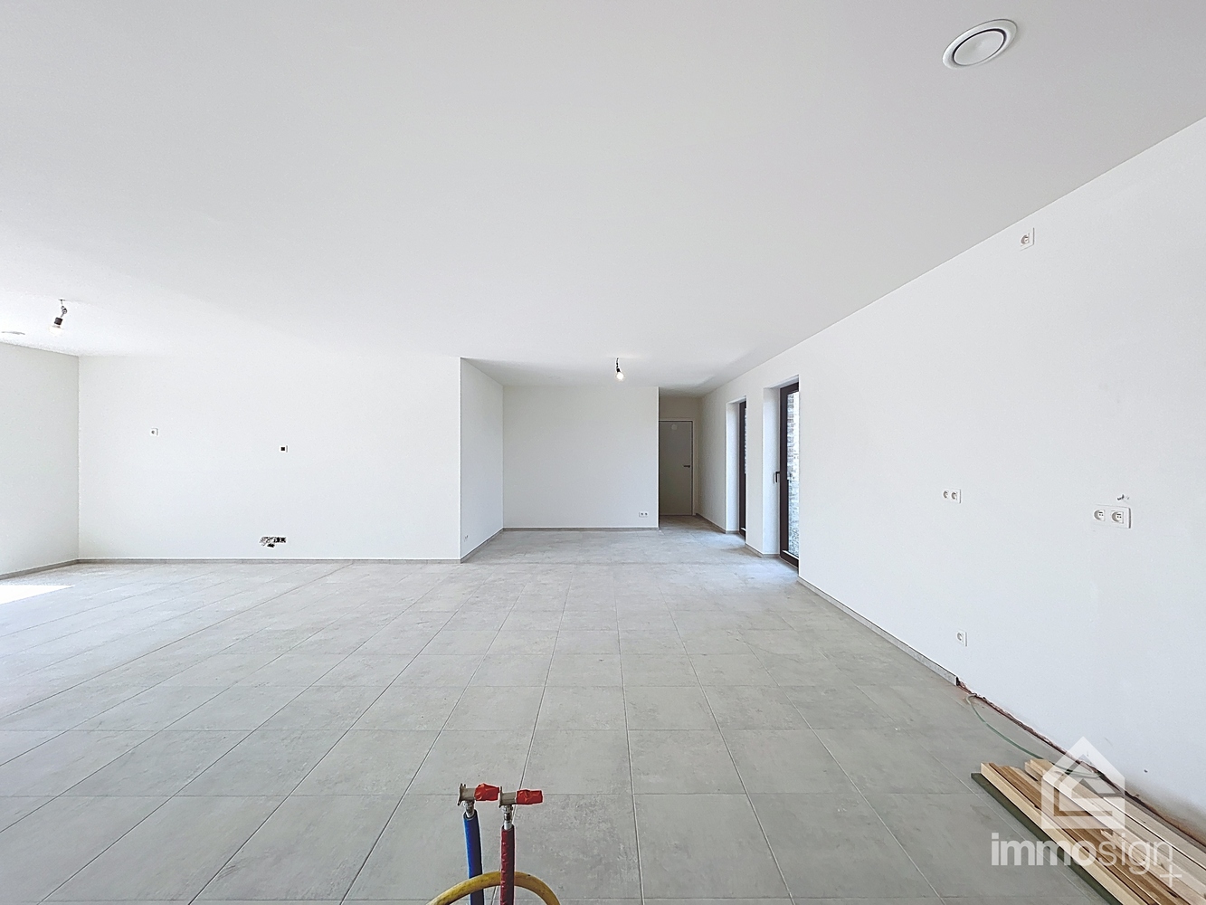 Instapklaar penthouse met 2 slaapkamers, ruim terras, 2 parkeerplaatsen en berging te Kinrooi - foto 5