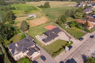 Op een boogscheut van Sinaai en net op de grens van Waasmunster, staat in de Schrijbergstraat dit ruim, lichrijk en door groen omgeven huis te...