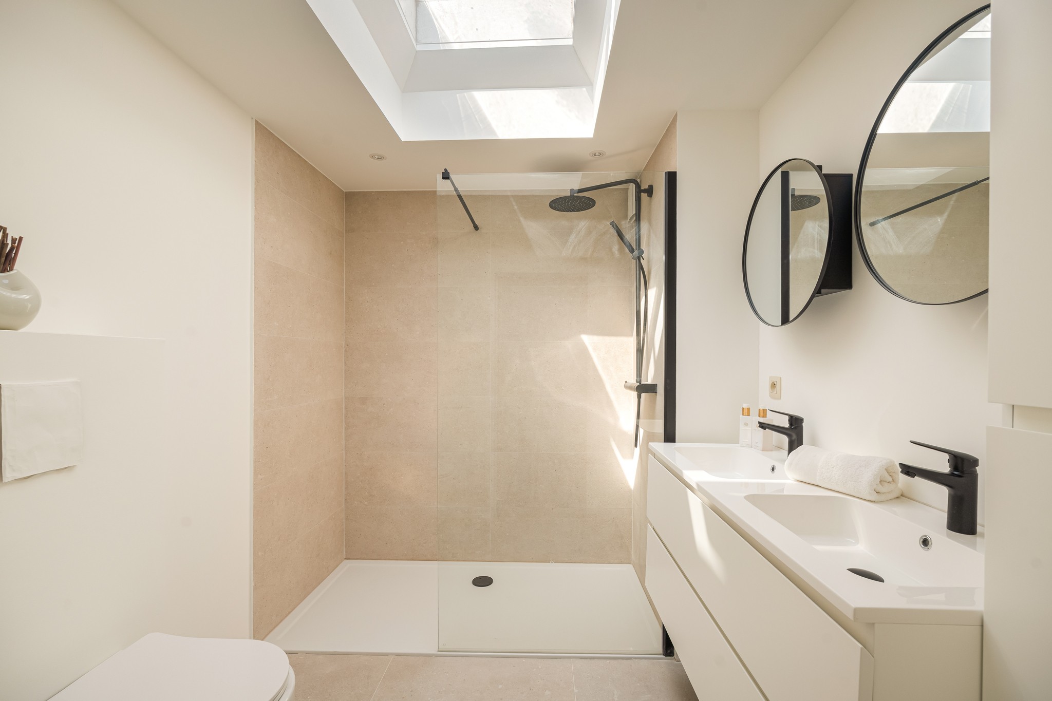 Stijlvol gerenoveerd 2-slaapkamerappartement op een rustige, toplocatie! - foto 2