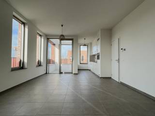 Dit leuk energiezuinig 2 slaapkamer appartement op de 3e verdieping in project Saffrou biedt alle comfort. De centrale ligging op wandelastand van...