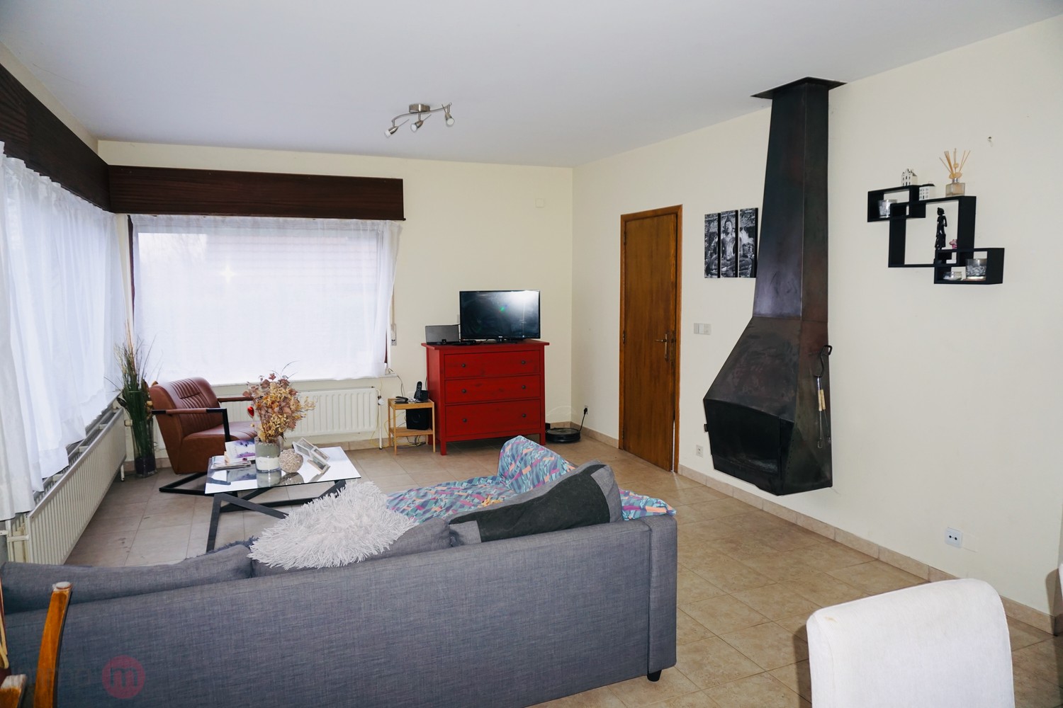 Rustig gelegen woning met 4 slaapkamers, bureau (of extra slaapkamer), garage en grote tuin. - photo 3