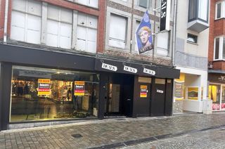 Ruime commerciele handelseigendom te huur, gelegen te Tongeren. De gevelbreedte bedraagt ca. 10 m. De totale oppervlakte bedraagt ca. 640...