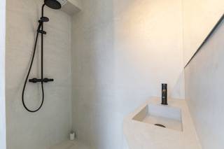 [[ DIT PAND NEEMT DEEL AAN DE ERA OPEN HUIZEN DAG OP 6/12 VAN 17:30 TOT 18:30 ]] <strong>Knokke: Prachtig appartement te koop in Residentie &amp;quot;The Avenue&amp;quot;, met 3 ruime slaapkamers en 2 badkamers, aangenaam zonnig terras, gelegen op een toplocatie in het hartje van Knokke.</strong><br /><br />Ontdek dit appartement op een toplocatie in Knokke vlakbij de Elizabetlaan. Met een hoogwaardige luxe afwerking en een ideale locatie biedt dit appartement alles wat u nodig heeft voor een comfortabel verblijf aan de kust.<br /><br /><strong>Indeling:</strong><br />Inkomhal, lichtrijke woonkamer met op maat gemaakte inbouwkasten, volledig ingerichte open keuken met Miele toestellen, 3 ruime slaapkamers waarvan 1 op de benedenverdieping, 2 badkamers met inloopdouche, apart toilet, berging, zonnig ruim terras.<br /><br /><strong>Troeven:</strong>
<ul><li>Individuele kelderberging.</li><li>Hoogwaardige afwerking met veel inbouwkasten.</li><li>Vlakbij de winkels, restaurants en de zeedijk.</li><li>Mogelijkheid tot het kopen van een autostaanplaats vlakbij het appartement.</li></ul>
Aangeboden met 1 jaar  ERA Comfort Garantie.<br /><br />Een bezoek ter plaatse wordt sterk aangeraden en is steeds mogelijk op afspraak.<br />Contacteer Ayita vandaag nog om uw afspraak vast te leggen via +32 496 13 43 12.