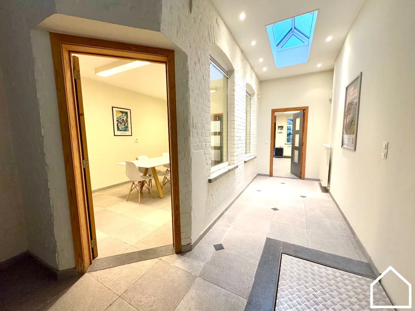 RUIM KANTOOR MET DIVERSE BURELEN + MOGELIJKHEID TOT WOONST - foto 4