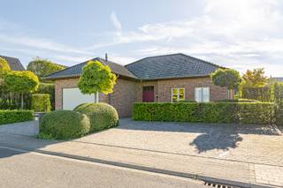 Schrijf je in voor het bezoekmoment op zaterdag 10/10 via onze website:<br />https://benjaminverkoopt.be/panden/instapklare-gelijkvloerse_woning_met_garage_en_zuidgerichte_tuin_in_pittem/<br />- Gelijkvloerse, instapklare woning<br />- Rustige ligging met landelijk uitzicht: Eikeldreef 1 in Pittem<br />- Ruime inkomhal met apart toilet<br />- Lichtrijke leefruimte met prachtige open keuken<br />- 2 slaapkamers <br />- Grote zolder met vaste trap<br />- Badkamer met toilet, wastafelmeubel en inloopdouche<br />- Verzorgde, onderhoudsvriendelijke tuin met terras en tuinhuis <br />- Grote inpandige garage met berging/wasruimte<br />- Oprit voor de garage en 2 extra staanplaatsen<br />- Gunstig EPC: 220 kWh/m²/jaar, label C (UC: 3964767)<br />- Conforme elektriciteit <br />- Richtprijs: € 499.000