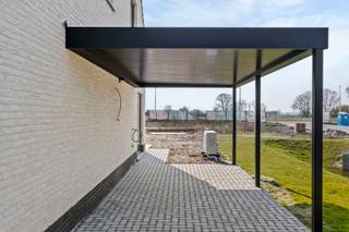 <p>Aankoop aan 6% BTW* op de constructie mogelijk! <br />(* onder voorwaarden)<br /><br />Deze nieuwe verkaveling vlakbij de Groene 62 is ideaal voor wie landelijk wil wonen, maar toch vlakbij het centrum van Gistel.<br />De op maat gebouwde woningen zorgen voor een stijlvolle, maar vooral tijdloze uitstraling in een rustige omgeving. <br />De combinatie van verschillende type woningen zorgt voor een speelse toets in de architectuur. <br /><br />Alle woningen beschikken over een inkom met een gastentoilet en nis voor een vestiaire.<br />Er is mooie leefruimte met open, geïnstalleerde keuken met aanpalend een ruime berging/wasplaats..<br />Alle huizen hebben minstens drie volwaardige slaapkamer, sommige zijn uitbreidbaar tot vijf.<br />Elke woning beschikt over een badkamer met inloopdouche en aansluitingen voor een ligbad.<br />Zowel het gelijkvloers als de eerste verdieping is voorzien van vloerverwarming en elke kamer en badkamer hebben een eigen thermostaat.<br />De landelijke types beschikken eveneens over een zolder, en sommige hebben reeds een vaste trap naar de zolderverdieping.<br /><br />De woningen zijn standaard voorzien van een aluminium carport, voorzien van een laadpunt (wallbox niet inbegrepen) of een inpandige garage.<br /><br />Wens je meer informatie over deze mooie, duurzame verkaveling?</p>
<p>Neem dan contact op met Kris via mail naar kris.bauwens@albert.immo of bel 0470/51 04 09</p>