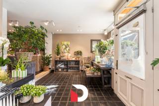 Dit veelzijdige handelseigendom is gelegen op een zichtlocatie langsheen een invalsweg in de gegeerde Kristus-Koningwijk net buiten het centrum van Brugge, en bijgevolg op een commerciële toplocatie in de nabijheid van winkels, scholen, openbaar vervoer, Expressweg, centrum Brugge, enz. <br /><br />Het betreft een samenvoeging van twee eigendommen, die op heden samen gebruikt worden (maar perfect ook afzonderlijk zouden kunnen fungeren).<br /><br />Achter de karaktervolle gevel bevindt zich op het gelijkvloers een perfect instapklare winkelruimte (op heden uitgebaat als bloemenzaak), met bureel- en atelierruimte, en is er ook toegang tot de zeer fraai aangelegde en goed onderhouden tuin. Aan de rechterzijde bevindt zich op de verdiepingen een bijzonder goed onderhouden en volledig instapklare woning met leef- en eetruimte, ruime keuken, 2 slaapkamers, badkamer, berging, zolder en terras. De verdiepingen in het linkergedeelte worden op heden gebruikt voor opslag, maar kunnen mits een opfrissing perfect dienen voor extra woon- of werkruimte. Beide delen zijn bovendien onderkelderd, waarbij er in het linkse deel zelfs een goederenlift is. <br /><br />Het eigendom is voorzien van dubbele beglazing, dakisolatie, recente CV-ketel, warmtepomp, goederenlift, etc. <br /><br />Bovendien bestaat er een mogelijkheid om 2 garageboxen te huren in een naastgelegen gebouw. <br /><br />Contacteer ons voor meer informatie over dit bijzonder veelzijdige eigendom: www.delbecque.immo