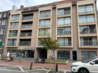 Gemeubeld appartement op de eerste verdieping van de mooie residentie ' Iris'.Bestaat uit: inkomhall, ruime en mooi ingerichte living , twee...