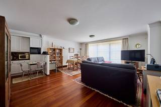 Ruim 1-slaapkamerappartement van 102 m² in hartje Lommel
Op zoek naar een instapklaar appartement met verrassend veel ruimte? Dan is dit verzorgde appartement in het centrum van Lommel zeker een bezoek waard. Met een bewoonbare oppervlakte van maar liefst 102 m², een ondergrondse garage én een extra berging, geniet u hier van alle comfort op een toplocatie. Bovendien is het appartement eventueel over te nemen met een betrouwbare huurder, waardoor het ook een interessante investeringsmogelijkheid vormt.