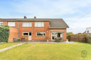 Goedgelegen, ruime degelijke halfopen woning met veel potentieel! Handige oprit en garage, mooie omheinde tuin, 4 volwaardige slaapkamers en een zolder met extra potentieel.<br />INDELING: inkom en traphal, apart toilet, grote lichtrijke leefruimte, geïnstalleerde keuken met extra ontbijthoek, garage + doorgang naar de tuin en handige kelder aanwezig. Omheinde tuin met tuinhuis. Op het 1ste verdiep bevinden zich de overloop, 4 volwaardige slaapkamers, badkamer, en luik naar de zolder die nog veel potentieel biedt. <br />TROEVEN: grote tuin en volledig omheind, centrale verwarming op aardgas, goedgelegen, stevige woning!<br />Bezoek na afspraak met IMMO BEGUIN: charlotte@immobeguin.be