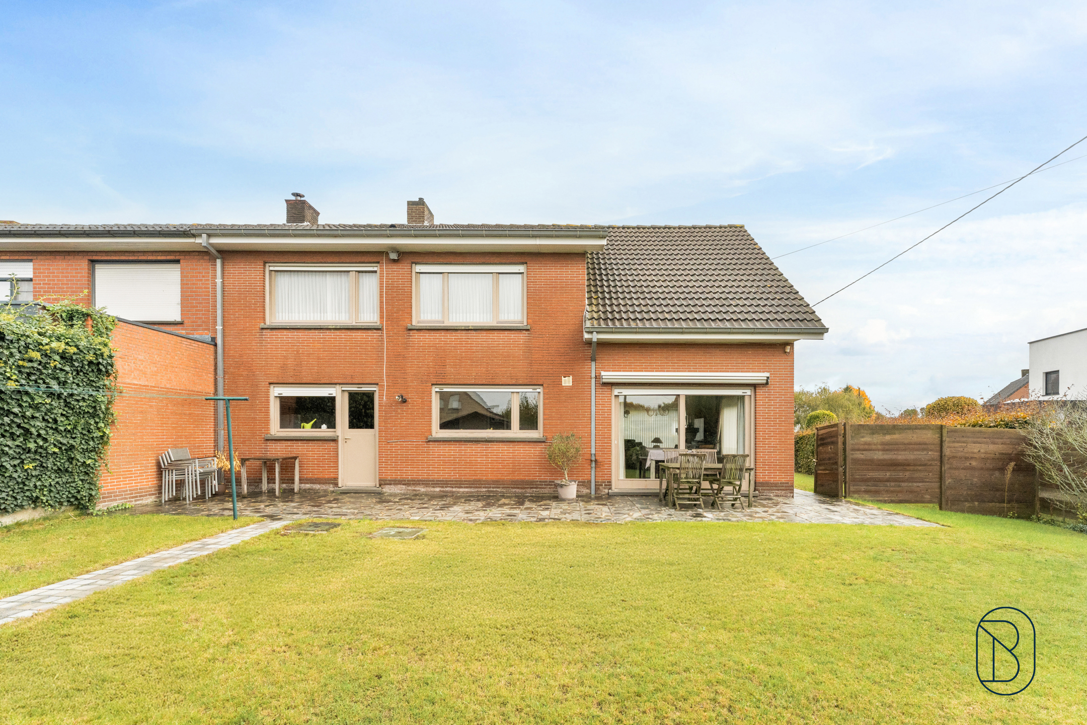 Goedgelegen, ruime degelijke halfopen woning! - foto 1