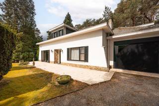 Voor verdere info of een vrijblijvende waardebepaling van uw eigendom: gil.christiaens@homixx.be of 016 79 29 00.<br /><br />Bent u op zoek naar een uniek renovatieproject op een toplocatie waar rust, ruimte en groen centraal staan? Homixx Vastgoed stelt u met trots deze karaktervolle, open laagbouwwoning voor, gelegen in de residentiële en bosrijke Boswachterlaan te Tremelo. Dit eigendom bevindt zich op een indrukwekkend perceel met een totale grondoppervlakte van maar liefst 2.497 m². Met een royale bewoonbare oppervlakte van 238 m² biedt deze woning een uitzonderlijk potentieel om volledig naar uw eigen hand en smaak te worden gemoderniseerd tot uw absolute droomthuis.<br /><br />Bij het betreden van de woning ervaart u meteen het praktische comfort van een laagbouw. Het gelijkvloers beschikt over een gezellige leefruimte en een keuken die klaar is voor een volledige renovatie. Daarnaast bevinden zich hier twee volwaardige slaapkamers en een functioneel ingerichte badkamer. De bovenverdieping herbergt nog een extra ruimte die perfect kan dienen als thuiskantoor, creatieve studio of als een volwaardige derde slaapkamer. Daarnaast is er een ruime zolder aanwezig die uitstekende mogelijkheden biedt voor extra opslagruimte.<br /><br />Buiten is het heerlijk vertoeven op het terras, waar u in alle privacy kunt genieten van de omliggende natuur en de rustgevende bosomgeving. Het pand is tevens voorzien van uitstekende parkeergelegenheid dankzij de inpandige garage. Let wel op dat er op dit pand een renovatieverplichting rust, wat u de ideale kans biedt om de woning energetisch en esthetisch te transformeren volgens de allernieuwste normen. <br />Neem vandaag nog contact met ons op om uw bezoek in te plannen!