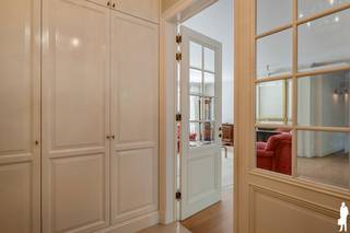 <p><strong>Op wandelafstand van het centrum Brasschaat, gelijkvloers villa-appartement (ca. 219 m²) met riant terras van ca. 48m²gelegen in Donkshof. Een realisatie van Costermans Projecten. <br /></strong><br /><strong><u>Indeling<br /></u></strong><br />- <strong>Inkomhal</strong> op beige tegels met gastentoilet en <strong>ingemaakte vestiairekast.</strong><br />- Via een glazen deur betreedt men de <strong>royale</strong> en lichtrijke <strong>leefruimte</strong> (ca. 86 m²) op parketvloer en een mooie plafondhoogte. Deze ruimte is opgedeeld in een zit -en eetgedeelte. De living is voorzien van airco.<br />- Het sfeervolle eetgedeelte biedt voldoende ruimte voor een royale eettafel.<br />- Het zitgedeelte beschikt over gas openhaard met fraaie marmeren schouw en biedt toegang tot het privatieve <strong>terras</strong> (ca. 48 m²). Het terras op natuursteen is deels overdekt én deels open én voorzien van wandverlichting, buitenkraantje én automatische zonneschermen.</p>
<p>- <strong>Gesloten </strong><strong>eetkeuken</strong> (ca. 22 m²), voorzien van een centraal keukeneiland met dubbele gootsteen, barzitgedeelte (3p) en alle inbouwapparatuur: o.a. Miele-vaatwasser, Atag combi-oven, Miele inbouwkoffiemachine, Atag kookvuur en geïntegreerde Atag friteuse. Ingebouwde muziek.<br /><br />- Nachthal geeft toegang tot twee royale en lichtrijke slaapkamers, elk met eigen badkamer.<br />- Hoofdslaapkamer bestaande uit slaapkamer (ca. 23 m²) op parketvloer en voorzien van airco, aparte <strong>dressing</strong> (ca. 12 m²) en ensuite badkamer (14,5 m²) afgewerkt met beige natuurstenen tegels en voorzien van een ingewerkt ligbad, dubbel lavabomeubel met mengkranen en hangtoilet. Eveneens muziek aanwezig. <br />- <strong>Tweede slaapkamer</strong> (ca. 19 m²) eveneens op parketvloer, met aanpalende douchekamer voorzien van lavabomeubel, hangtoilet en douche in natuurstenen mozaïek, hoofddouche en zijsproeiers. Aansluitend bevindt zich de <strong>wasplaats</strong> en de achterliggende technische ruimte.<br />- Ondergrondse <strong>Dubbele garagebox</strong> met plaats voor twee wagens en voorzien van automatische sectionaalpoort.<br /><br /><strong><u>Algemeen<br /></u></strong>- Perfect onderhouden appartement, voorzien van een hoogwaardige afwerking.<br />- Volledig omheinde gemeenschappelijke en volgroeide tuin.<br />- Verwarming op gas (ATAG-installatie), aparte 200L boiler.<br />- Het volledige appartement is voorzien van vloerverwarming (individueel regelbaar per kamer) en extra sierradiatoren in de badkamers.<br />- Bticino video – en parlofoon aanwezig.<br />-Domotica Bticino My Home : lichtsturing in leefruimte en ouderslaapkamer<br />- Veiligheidsdeur.<br />- Alarminstallatie: contactpunten op ramen en deuren en bewegingsdetectie in living en hal. <br />- Automatische toegangspoort :zowel vanaf het wandelpad als vanaf de oprit.<br />- Lift aanwezig<br />- Schillemans parketvloeren<br />- Interhaus keuken<br />- Torfheide tuinaanleg <br />- INCLUSIEF MEUBELEN excl. hoekkastje<br />- De maandelijkse lasten zijn <span>inclusief het aandeel </span>in de opbouw van het reservekapitaal. <br />*Stedenbouwkundige inlichtingen in aanvraag</p>