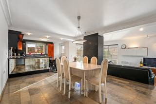 Ontdek deze statige villa met vier volwaardige slaapkamers (uitbreidbaar tot vijf), gelegen op een royaal perceel van 7 are en met een bewoonbare oppervlakte van maar liefst 267 m².<br /><br />Indeling<br />Bij het betreden van de woning wordt u verwelkomd in een elegante inkomhal die meteen toegang verleent tot de lichtrijke leefruimte met open keuken, afgewerkt met kwalitatieve en duurzame materialen.<br /><br />Het gelijkvloers beschikt verder over een stijlvolle badkamer uitgerust met douche, ligbad en lavabo, een afzonderlijk toilet, een eerste ruime slaapkamer en een bureauruimte die perfect kan worden ingericht als tweede slaapkamer. Daarnaast is er een dubbele garage met aansluitende wasruimte.<br /><br />Op de verdieping bevinden zich nog twee ruime slaapkamers, alsook een zolderruimte die eenvoudig kan worden omgevormd tot een vijfde slaapkamer.<br /><br />Parkeermogelijkheden zijn ruimschoots aanwezig, zowel op de oprit als in de garage. Ontspannen kan in de prachtige, zonnige tuin die volledige rust en privacy biedt.<br /><br />Troeven op een rij:<br />- Rustige en gegeerde ligging<br />- Ruime, zonnige tuin<br />- Asbestvrij<br />- Gelijkvloers wonen perfect mogelijk<br />- Energiezuinig: 28 zonnepanelen en verwarming via lucht-lucht warmtepomp<br />- Volledig instapklaar<br /><br />Interesse in deze parel? Contacteer Kyan via 0470/35.32.06 of kyan@woonvast.be