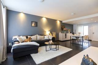 Deze volledig gerenoveerde woning is gelegen nabij het centrum van Beveren, op enkele minuten van de E34 en winkels. <br /><br />Op het gelijkvloers is er een inkomhal, een ruime en lichtrijke leefruimte met open keuken, een moderne badkamer met bad en douche, een apart toilet en een bergruimte. <br /><br />Op de 1ste verdieping zijn er 3 slaapkamers en een nachthal met toegang tot het zonnige dakterras.<br /><br />Benieuwd naar deze volledig instapklare woning op toplocatie? Wij leiden je graag rond!