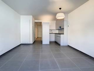 Dit instapklaar nieuwbouwappartement is gelegen langs de Nieuwpoortsesteenweg te Oostende - Mariakerke. Het appartement te huur bevindt zich op de eerste verdieping van de gloednieuwe Residentie Pegasus. Dankzij deze centrale ligging bevindt u zich op enkele wandelpassen van de nodige voorzieningen, het openbaar vervoer, zee en strand.Indeling:- inkomhal- woonkamer - keuken (incl. combi-oven, frigo met diepvriesvakje, inductiekookplaat en dampkap)- berging - alleenstaand toilet- badkamer met inloopdouche en badkamermeubel - slaapkamer 1 (12m²)- fietsenberging - kelder Provisie gemeenschappelijke kosten: € 75/maandBen je geïnteresseerd in dit pand te huur in Oostende? Ga naar de website www.dewaele.com, klik op het pand dat je wenst te huren. Via de rode knop "vraag je bezoek aan" vragen we u kort een profiel in te vullen. Daarna nemen we contact op voor een bezoek. Telefonisch kunnen er geen afspraken gemaakt worden.