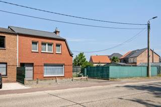 <p><span>Te moderniseren gezinswoning met 3 slaapkamers en aangename tuin te Baal</span></p><p><span>Deze halfopen gezinswoning, gelegen op een perceel van 535 m², biedt dankzij haar praktische indeling, aangename buitenruimte en diverse mogelijkheden heel wat potentieel voor wie op zoek is naar een woning die volledig naar eigen smaak kan worden gemoderniseerd.</span></p><p><span>Op het gelijkvloers beschikt de woning over een lichtrijke leefruimte met aansluitend de keuken. Verder is er voldoende praktische bergruimte aanwezig. Op de verdieping geeft de nachthal toegang tot 3 slaapkamers en een bijkomende berging, die eventueel kan worden omgevormd tot badkamer.</span></p><p><span>Ook buiten heeft deze woning heel wat te bieden. De ruime oprit en garage zorgen voor voldoende parkeergelegenheid. Aansluitend aan de woning bevindt zich een aangename tuin waar het heerlijk vertoeven is. Daarnaast is er een aparte moestuin, ideaal voor wie graag zelf groenten en kruiden kweekt of zijn groene vingers de vrije loop laat.</span></p><p><span>Doorheen de jaren werden reeds verschillende isolerende verbeteringswerken uitgevoerd. Hierdoor beschikt de woning over een gunstig EPC en is de renovatieverplichting niet van toepassing.</span></p><p><span>Ook de ligging vormt een mooie troef. Scholen en winkels bevinden zich op korte afstand, terwijl belangrijke verbindingswegen vlot bereikbaar zijn.</span></p><p><span>Kortom, een interessante gezinswoning met een goede basis, een aangename buitenruimte en tal van mogelijkheden om er een hedendaagse thuis van te maken.</span></p><p><span>Benieuwd naar het potentieel van deze woning? Ontdek ze ter plaatse en plan uw bezoek via 015 755 444 of <span>info@immovercammen.be</span></span><span>.</span></p><p><span> </span></p>