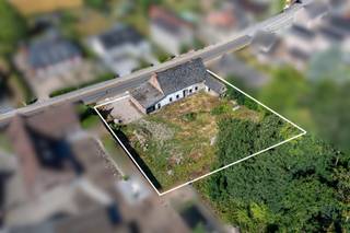 Deze charmante woning met bijgebouw vormt de perfecte basis voor wie op zoek is naar een totaalrenovatie met potentieel.Gelegen op een ruim perceel...