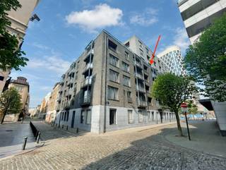<p><span>Cet appartement meublé traversant est situé au cinquième étage de la Résidence Pelikaan, une résidence récente datant de 2009, idéalement située à proximité de la rue Neuve/City 2, des stations de métro Rogier et Yser, de la Gare du Nord, du Manhattan Center et de la Grand-Place de Bruxelles. Bénéficiant d'une belle luminosité et d'une surface habitable nette de 70 m², l'appartement se compose d'un hall d'entrée, d'un spacieux séjour avec espace salon et salle à manger, d'une cuisine ouverte entièrement équipée, d'une salle de bains entièrement rénovée avec douche à l'italienne, meuble lavabo et raccordement pour machine à laver, d'un WC séparé et de deux chambres situées à l'arrière, au calme. L'une des chambres a également été rénovée. L'appartement dispose en outre d'un chauffage électrique par le sol. Le séjour donne accès à une terrasse orientée sud-est, offrant de part et d'autre une belle vue sur le centre-ville de Bruxelles et le boulevard Albert II. Grâce à sa situation centrale et à son excellente accessibilité, cet appartement convient parfaitement comme première résidence ou comme investissement offrant de belles possibilités de revenus locatifs mensuels réguliers. Un autre atout est l'accès rapide à la petite ceinture de Bruxelles ainsi qu'aux autoroutes E40 et E19. Intéressé(e) ? N'hésitez pas à contacter Frederik via </span><span>frederik@immo-time.be</span><span> pour plus d'informations ou pour organiser une première visite sur place.</span></p>