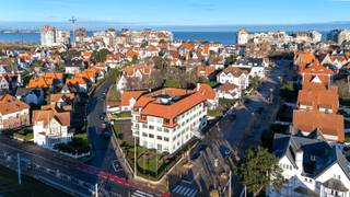 Op een topligging vlak bij zee en strand verkopen wij dit uitzonderlijk, zongericht hoekappartement van 146 m², gelegen in een prachtig...