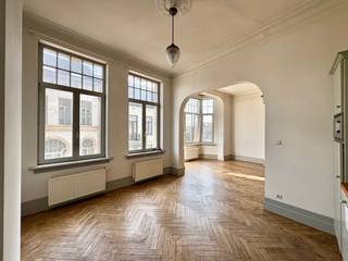 Dit elegante en ruime 2-slaapkamerappartement ligt op de tweede verdieping in de groeiende en levendige wijk Zurenborg, op wandelafstand van leuke cafés, openbaar vervoer en het Centraal Station.<br /><br />Bij het betreden van het appartement komt u binnen in de lichtrijke en ruime leefruimte, die mooi aansluit op de praktische, moderne en open keuken. Het appartement beschikt over twee slaapkamers (+/- 17 m² en +/- 8 m²), elk met een aansluitende badkamer. Verder is er een apart toilet en een praktische berging met aansluiting voor een wasmachine.<br /><br />Bewoners hebben tevens toegang tot het gemeenschappelijk dakterras met een schitterend uitzicht over de stad, en kunnen gebruikmaken van de fitnessruimte met sauna, perfect om te ontspannen na een drukke dag.<br /><br />Huurprijs: €1.400,00 per maand + €175,00 gemeenschappelijke kosten.<br />Elektriciteit en gas zijn individueel.<br />Water met individuele tussenmeter, wordt jaarlijks afgerekend. <br /><br />Het appartement is onmiddellijk beschikbaar. <br /><br />Voor meer informatie of een afspraak voor een bezichtiging kan u contact opnemen via 03 203 02 02 of immo@sidimex.be