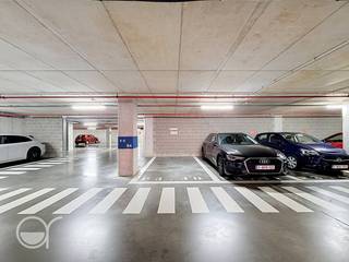 Deze ondergrondse staanplaats is uitstekend gelegen aan de Kattenberg, dankzij de vlotte verbinding naar het centrum van Gent en de belangrijke invalswegen. Bovendien bevinden scholen/campussen, winkels en andere voorzieningen op korte afstand. De inrit is via de Eekhout, en de uitrit via de Kattenberg.<br /><br />De maandelijkse huurprijs is 115 euro per maand, inclusief maandelijkse kosten.<br /><br />Beschikbaar vanaf 01/10/2026 en is te bezoeken na afspraak met agence rosseel.