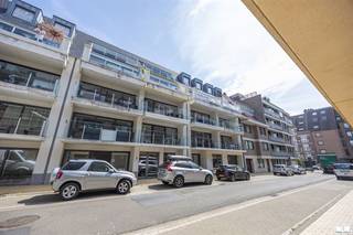 Recent (2015) 2-slaapkamerappartement in de prachtige residentie Avanti, gelegen in een rustige zijstraat, dichtbij zee, strand en winkels, Dit recente appartement (71 m²), combineert comfort, licht en een hoogwaardige afwerking. Dankzij de zuidwestelijke oriëntatie geniet u de hele dag van de zon op het ruime terras van 10 m². De lichtrijke leefruimte met een indrukwekkende raampartij van 5 meter breed zorgt voor een uitzonderlijk ruimtelijk gevoel. De volledig ingerichte kwaliteitskeuken is uitgerust met een granieten werkblad en hoogwaardige toestellen. Verder beschikt het appartement over een inkomhal, twee volwaardige slaapkamers, een badkamer met inloopdouche, een praktische binnenberging, een apart toilet, een hal met maatwerkkasten en een private fietsenberging. Bovendien werd het appartement nooit verhuurd en wordt het volledig gemeubeld verkocht. Alsook de mogelijk tot aankoop van garage in de buurt.Een perfect onderhouden appartement op een rustige ligging, ideaal als vaste woonst, tweede verblijf of zorgeloze investering.