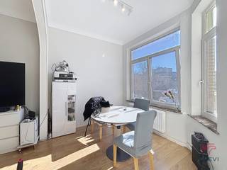 ETTERBEEK, Jachtwijk, ONGEBOUWDE appartement met 1 slaapkamer + bureau/kleine kinderkamer van ± 73 m². Het bestaat uit: inkomhal, lichte woonkamer...