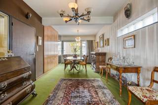 Bent u op zoek naar een huis met veel potentieel op een toplocatie? Ontdek deze te renoveren 3-gevel bel-etage, gelegen in de rustige J. Bogemansstraat 209 te 1780 Wemmel. Deze ruime woning biedt u de unieke kans om alles volledig naar eigen smaak in te richten en af te werken.Bij het betreden van de woning komt u in een zeer ruime inkomhal. Op het gelijkvloers bevindt zich een handig bureau of atelier, ideaal voor thuiswerkers of hobbyisten. Verder vindt u hier een inpandige, ruime garage met oprit, diverse praktische kelderruimtes en directe toegang tot de zonnige tuin waar het heerlijk vertoeven is.Op de eerste verdieping wacht een lichtrijke leefruimte op u, dewelke is voorzien van directe toegang tot een gezellig terras. Naast de leefruimte bevindt zich een aparte keuken.De tweede verdieping herbergt drie volwaardige slaapkamers, een badkamer en een dressing. Deze dressing kan perfect dienen als een compacte vierde slaapkamer of kinderkamer.Hoewel de woning opfrissings- en renovatiewerken vereist, is het potentieel enorm. Bovendien is de ligging een absolute troef: rustig gelegen, maar toch uiterst centraal. Dit pand is onderworpen aan de renovatieverplichting van de Vlaamse overheid voor residentiële gebouwen (behoudens bij sloop binnen 5 jaar na de aankoop). Consulteer voor meer informatie de website van het Vlaams Energie- en Klimaatagentschap via https://www.vlaanderen.be/een-woning-kopen/renovatieverplichting-voor-residentiele-gebouwenBestuursmaatregelen in het maatregelenregister: nee