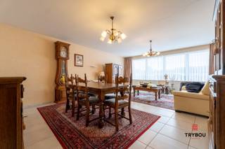 Rustig gelegen, ruim woonappartement met groot, zonnig terras op een boogscheut van de Markt van Langemark.Het appartement bestaat uit:Inkomhal -...