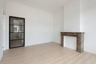 <p>Dit recent gerenoveerde appartement is gelegen op de tweede verdieping en beschikt over een verzorgde, moderne afwerking.</p>
<p>Aan de voorzijde bevindt zich de leefruimte met aansluitend een ruimte die kan worden ingericht als een bureauhoek of als kleine slaapkamer, afhankelijk van uw behoeften. Daarnaast is er een volwaardige tweede slaapkamer. Achteraan het appartement vindt u de volledig uitgeruste keuken en de badkamer, voorzien van een inloopdouche en een lavabomeubel. Aansluitend aan de badkamer bevindt zich een klein terras waar u rustig van de buitenlucht kunt genieten.</p>
<p>Het appartement is onmiddellijk beschikbaar. De gemeenschappelijke kosten bedragen € 25 per maand, met een bijkomend voorschot van € 30 per maand voor het water.</p>