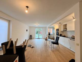 Op een steenworp van het centrum van Ardooie kan u dit gerenoveerd, instapklaar appartement terugvinden. Diverse kleinhandel, horeca, scholen,...