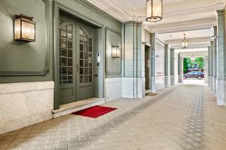 <span><span>Bent u op zoek naar een kantoor met uitstraling én praktische troeven? Dit indrukwekkende pand, beter bekend als Hotel Neefs, combineert historische grandeur met hedendaags comfort in het centrum van Antwerpen — inclusief 17 privéparkeerplaatsen! Het gebouw springt meteen in het oog dankzij de elegante beaux-artsgevel van architect Frans Stuyck. Binnen wacht je een mix van karakter en luxe: marmeren- en parketvloeren, sierlijke plafonds met prachtige moulures, marmeren haarden en monumentale kunstwerken van Emile Vloors (1923). Achteraan vind je een modern kantoorgedeelte (bouwjaar 1981) met zes verdiepingen, inclusief een zonnig terras van 60 m². Alles is functioneel ingericht en gerenoveerd. Via de koetspoort bereik je de centrale traphal met dubbele lift naar de kantoren, waarvan een deel verhuurd is aan solide, professionele huurders. Dit pand biedt talloze mogelijkheden: klassieke kantoren, woon-werkcombinatieproject, boutique-winkel, privékliniek, conceptstore, etc. Topligging? Absoluut. Gelegen vlak bij het Stadspark, met uitstekende bereikbaarheid en tal van openbare parkings om de hoek. Een uniek stukje Antwerpen — stijlvol, veelzijdig en toekomstgericht.<br /><br /></span></span>
<p>Gelegen in het bruisende hart van Antwerpen. Om de hoek van zowel het Stadspark als de theaterbuurt. Dankzij deze topligging sta je in een oogwenk in — én uit — de stad. Omringd door gerenommeerde bedrijven en stijlvolle hotspots. EPC:396 kWh/m² - UC: 15702934 - Geen vergunning uitgereikt, Woongebied met een culturele, historische en/of esthetische waarde, Geen rechterlijke herstelmaatregel of bestuurlijke maatregel opgelegd, Voorkooprecht ruimtelijke ordening aanwezig, Geen verkavelingsvergunning - P+G score: A</p>