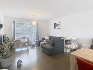 In het centrum van Westrozebeke, vinden we dit zeer verzorgd duplex appartement, voorzien van carport, tuintje en terras.Indeling :Ruime inkomhall...