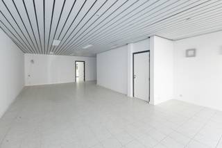 <span>Op een uitstekende ligging in de Stationsstraat te Liedekerke bieden wij deze ruime en veelzijdige </span><strong>kantoorruimte</strong><span> aan. Dankzij de centrale ligging en de praktische indeling is dit pand ideaal als kantoorruimte, praktijk of voor een vrij beroep. Het pand beschikt over een oppervlakte van </span><strong>ca. 107 m²</strong><span> en omvat twee ruime kantoor- of praktijkruimtes. De rechtstreekse toegang langs de straatzijde zorgt voor een vlotte bereikbaarheid. Daarnaast is er een tweede toegang via de achterzijde van het gebouw. Verder is er een kitchenette en een afzonderlijk toilet. Er is een gebruiksrecht op een gedeelte van de gemeenschappelijke koer achteraan, overeenstemmend met de oppervlakte van één parkeerplaats.</span><br /><span>Extra troeven zijn de dubbele beglazing, het systeemplafond dat flexibiliteit biedt voor verlichting en technische voorzieningen, een conforme elektrische installatie en een asbestveilig attest. EPC niet-residentieel: label E – renovatieverplichting van toepassing.</span>