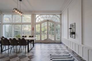 In het bruisende stadscentrum van Kortrijk bevindt zich deze imposante herenwoning met een totale oppervlakte van ca. 770 m². Dit pand...