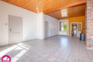 Te koop: te renoveren rijwoning op toplocatie
Deze charmante rijwoning biedt een uitstekende kans voor wie op zoek is naar een renovatieproject op een zeer gunstige ligging. Gelegen in de nabijheid van scholen, apotheek, openbaar vervoer, bakker en beenhouwer, geniet u hier van alle dagelijkse voorzieningen binnen handbereik.
De woning beschikt over:
een inpandige garage
een inkomhal
een ruime living
een keuken
een tuin
Op de verdieping bevindt zich:
een mezzanine
3 slaapkamers
een badkamer met toilet
Kortom, een woning met veel potentieel op een topligging – zeker een bezoek waard!. Info 0471 10 63 68 of info@immonoella.be