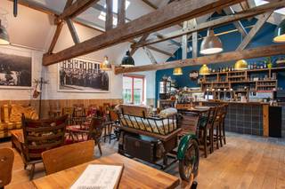 Dit unieke handelspand is gelegen op de authentieke locatie “Qville”, de vroegere Quarantainestallen, op een mooi domein van maar liefst 1,7...