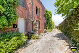 Interessant vastgoedcomplex bestaande uit twee appartementen, gelegen aan de Maastrichtersteenweg 244-246 te Tongeren.<br /><br />Dankzij de uitstekende ligging langs de gewestweg N79 tussen Riemst en Tongeren, en op korte afstand van de autosnelweg, geniet deze eigendom van een vlotte en comfortabele bereikbaarheid.<br />Winkels, scholen en andere dagelijkse voorzieningen bevinden zich op slechts enkele minuten rijden.<br /><br />Bovendien wordt de voorgelegen gewestweg binnenkort volledig heringericht met bijkomende groenvoorzieningen, wat niet alleen de woonomgeving aanzienlijk zal verfraaien, maar ook de uitstraling en aantrekkelijkheid van de locatie verder zal versterken.<br /><br />Het geheel bevindt zich op een perceel van 1a 21ca en omvat twee appartementen met elk een bewoonbare oppervlakte van circa 90 m².<br />Beide wooneenheden beschikken over een eigen, afzonderlijke inkom, wat de privacy en het wooncomfort ten goede komt.<br /><br />De appartementen zijn praktisch ingedeeld en bestaan elk uit een inkomhal, een ingerichte keuken, een aangename leefruimte, een badkamer en twee volwaardige slaapkamers.<br /><br />Verder beschikt het gebouw over een gemeenschappelijke bergkelder van maar liefst 45 m².<br />Parkeren is mogelijk zowel vooraan als naast het gebouw. De verwarming gebeurt via een stookolie-installatie.<br /><br />Een extra troef is de naastgelegen landbouwweg, die toegang biedt tot de achterliggende weiden en uitgestrekte velden. Een ideale omgeving voor wie houdt van rust, natuur en ontspannende wandelingen in het groen.<br /><br />Voor meer info of een bezoek ter plaatse, contacteer ons op 0473 79 29 30 of mail naar luc@vestio.com <br /><br /><br /><br /><br /><br /><br />
