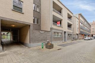 <p>Ruim appartement van 107 m² in een rustige straat in het centrum van Mechelen.</p>

<p> </p>

<p>Dit appartement combineert comfortabel wonen met een centrale ligging in Mechelen, vlak bij winkels, scholen en openbaar vervoer. Dankzij de rustige straat geniet u hier van aangenaam wooncomfort midden in de stad. Met een bewoonbare oppervlakte van 107 m² biedt het appartement een praktische indeling en veel leefruimte. De twee terrassen van telkens 15 m² zorgen bovendien voor extra buitenruimte om te ontspannen. Een ideale opportuniteit voor wie ruim en centraal wil wonen in Mechelen.</p>

<p> </p>

<p>Belangrijkste ruimtes:<br />• Ruime woonkamer met aangename lichtinval<br />• Open keuken uitgerust met elektrische kookplaat, koelkast, microgolfoven, vaatwasser, dampkap en enkele spoelbak<br />• 2 volwaardige slaapkamers<br />• Badkamer met douche en dubbele wastafel in meubel<br />• Apart toilet met handenwasser<br />• Berging met aansluiting voor wasmachine en droogkast, technische ruimte, verwarmingsketel en ventilatiesysteem<br />• 2 terrassen van telkens 15 m²</p>

<p> </p>

<p>Mogelijkheid tot aankopen van:<br />• Parkeerplaats binnen voor €35.000<br />• Parkeerplaats buiten voor €30.000</p>

<p> </p>

<p>Troeven:<br />• Rustige straat in het centrum van Mechelen<br />• Ruim appartement van 107 m²<br />• Twee ruime terrassen van telkens 15 m²</p>