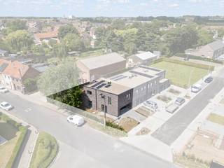 🎉 Zomeractie op de laatste woning in De Vlasschuur - Kuurne!<br />Geniet tijdelijk van <strong>€ 10.000 korting op de constructieprijs</strong>.<br />Actie geldig t.e.m. <strong>17 juli 2026</strong> of zolang de woning beschikbaar is.<br />NIEUWE PRIJS: 341.200,00 excl. kosten | 412.087,02 all-in<br /><br />Ontdek ons volledig afgewerkte nieuwbouwwoning van het project Kuurne De Vlasschuur 2.2.<br />Deze woning is ontworpen met oog voor comfort en stijl, en biedt een eigentijdse levensstijl voor jou en je gezin.<br /><br />Op het gelijkvloers vind je een inkomhal met toilet en een ruime leefruimte met een open keuken, waar gezelligheid en functionaliteit hand in hand gaan. Op de verdieping zijn er 3 slaapkamers, een volledig uitgeruste badkamer en een handige berging, waardoor elke ruimte optimaal benut wordt.<br />Bovendien beschikt deze woning over een inpandige garage met een oprit ervoor, waardoor je altijd verzekerd bent van voldoende parkeergelegenheid voor jou en je gezin.<br /><br />Ben je op zoek naar een moderne woning die aan alle normen voldoet, inclusief zonnepanelen, ventilatie en warmtepomp? Aarzel dan niet om contact met ons op te nemen voor meer informatie. We vertellen je graag alles over dit unieke woning en beantwoorden al je vragen. Jouw droomwoning wacht op jou!<br /><br />* Prijs all-in: grond | woning | oprit | aansluitingen | architect | notariskosten | btw | registratierechten | zonnepanelen | warmtepomp | ...