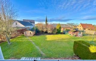 VERKOCHT - COMPROMIS IN OPMAAK !<br />Welkom in de Aalbesstraat 33, waar rust, ruimte en comfort samenkomen. Deze tijdloze woning, gebouwd in 1988 en doorheen de jaren mooi gerenoveer/ opgeknapt, bevindt zich in een mega rustige en aangename wijze woonwijk — ideaal voor wie op zoek is naar een harmonieuze thuisomgeving.<br /><br />De woning ligt op een mooi perceel van maar liefst 671 m² en geniet van een uitstekende zuidwestoriëntatie. Hierdoor profiteert u de hele dag van natuurlijk licht en kan u ’s avonds heerlijk ontspannen in de zon.<br /><br />Binnenin valt meteen de verzorgde afwerking op, met leuke details die het geheel extra karakter geven. Alles werd recent opgeschilderd, waardoor de woning volledig instapklaar is. De moderne badkamer werd vernieuwd in 2021 en de kwalitatieve keuken dateert van 2015 — beide perfect in lijn met de tijdloze stijl van de woning.<br /><br />Ook praktisch scoort deze eigendom bijzonder goed, met onder andere een ruime inpandige garage die zorgt voor extra comfort en opbergruimte.<br /><br />Met een EPC-score van 204kWh m2/jaar (net geen B-score!) combineert deze woning gezelligheid met een zeer degelijke energieprestatie.<br /><br />Kortom, Aalbesstraat 33 is de ideale keuze voor wie een verzorgde, instapklare woning zoekt op een toplocatie in Evergem.<br />Meer info of een bezoek? Stuur gerust een e-mail naar hallo@wijsvastgoed.be, dan bellen wij u op voor een WIJS bezoek !