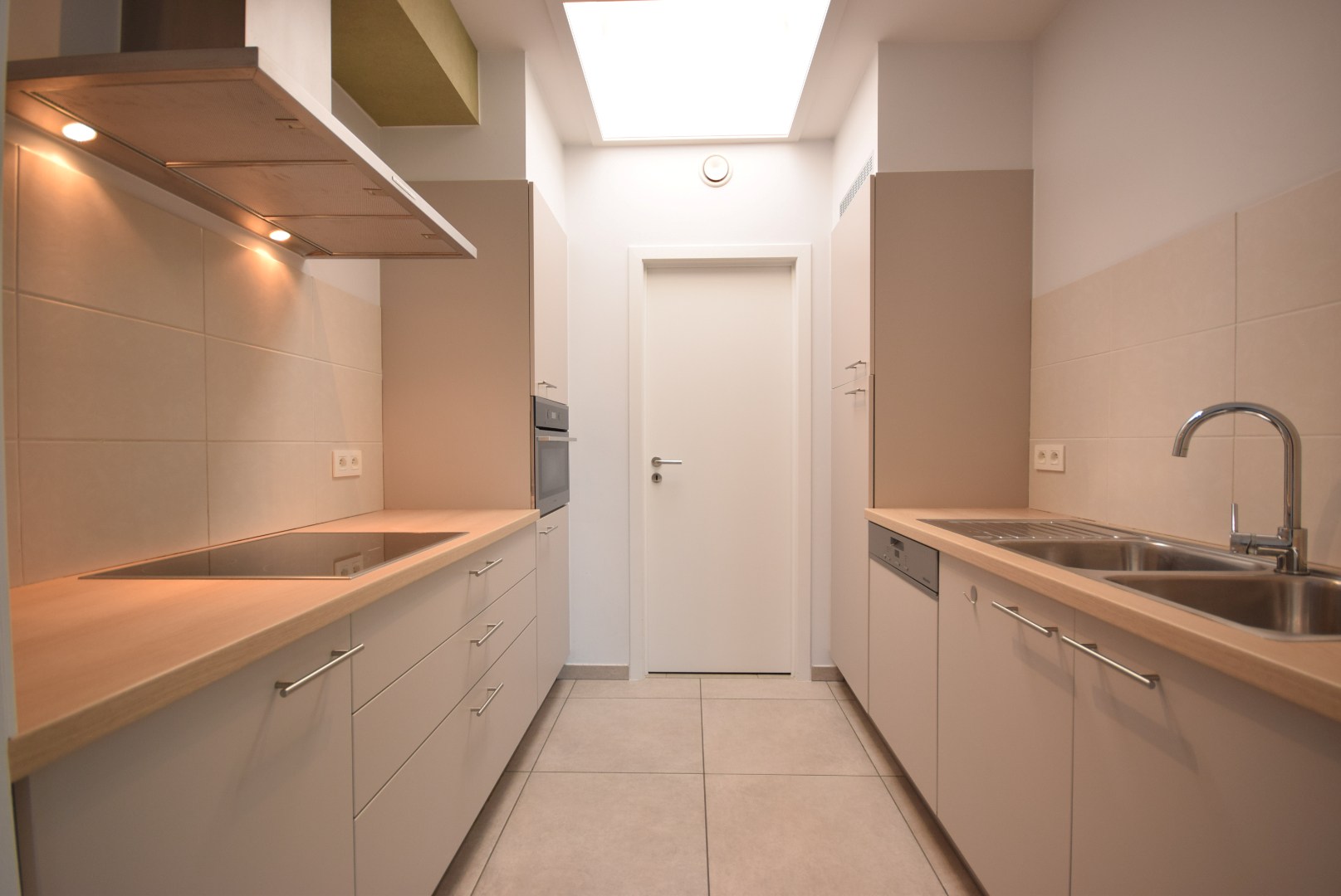 GEZELLIGE GELIJKVLOERSE WONING MET TUIN, TERRAS EN PRIVATIEVE PARKING - foto 4