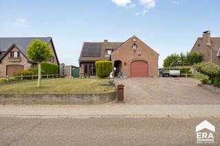 [[ DIT PAND NEEMT DEEL AAN DE ERA OPEN HUIZEN DAG OP 6/12 VAN 13:00 TOT 14:00 ]]
eze charmante woning uit 1977, gelegen in een rustige buurt, biedt een uitstekende combinatie van ruimte, comfort en energiezuinigheid. Het perceel is noordwest georiënteerd en meet maar liefst 10are 4ca, ideaal voor wie houdt van een zonnige tuin in de namiddag en avond.

<p>De woning werd in 2021 deels gerenoveerd, met een vernieuwde keuken en badkamer, wat zorgt voor hedendaags wooncomfort.</p>

<p><strong>Indeling:</strong><br />Gelijkvloers: ruime inkomhal, leefruimte met pelletkachel, eetkamer, volledig uitgeruste keuken met o.a. dubbele spoelbak, inductiekookplaat en oven, praktische bergingen, vernieuwde badkamer met ligbad en dubbele wastafel, apart toilet en slaapkamer op het gelijkvloers.<br />Eerste verdieping: 2 ruime slaapkamers, tweede badkamer met zitbad en wastafel en apart toilet.Inpandige garage met zolder.<br /><br /><strong>Troeven: </strong></p>

<ul><li>
	<p>EPC-label D: dakisolatie, spouwmuurisolatie en zonnepanelen, verwarming via pellet kachel en lucht-lucht warmtepomp. Zonnepanelen 6804 kWh/m² jaar.</p>
	</li><li>
	<p>EPC-label B mogelijk: installatie van een condenserende gasketel </p>
	</li></ul>

<p>Deze woning is ideaal voor gezinnen die op zoek zijn naar ruimte, rust en energiezuinige mogelijkheden. Klaar om jouw nieuwe thuis te worden?</p>