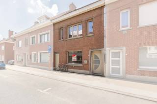 Welkom in deze charmante en instapklare gezinswoning, gelegen aan de populaire Guido Gezellelaan 175 in Heule 🌿. Een ideale thuis voor wie op zoek is naar een perfecte balans tussen een rustige woonomgeving en een centrale ligging nabij Kortrijk! Deze woning is met zorg onderhouden en biedt een warme, uitnodigende sfeer met tal van authentieke elementen en moderne accenten.<br /><br /><strong><u>📍 Ligging:</u></strong><br />De woning is uitstekend gelegen in het hart van het gezellige Heule (Kortrijk). Op wandel- en fietsafstand vind je het bruisende dorpscentrum met diverse winkels, scholen, bakkers en gezellige horecagelegenheden 🚴‍♂️☕. Bovendien geniet je van een vlotte verbinding naar de belangrijkste invalswegen (R8, A17/E17) en het centrum van Kortrijk. Rustig wonen met alle stadsfaciliteiten binnen handbereik!<br /><br /><u><strong>Indeling:</strong></u><br /><br /><u>Gelijkvloers:</u><br />Inkomhal die leidt naar de ruime en sfeervolle woonkamer. De grote raampartijen zorgen voor een prachtige lichtinval en een indirect contact met het veranda, terras en de tuin. Aansluitend vind je de nieuwe keuken, die functioneel is ingericht en voorzien van alle nodige comfort. Via de eetkamer is er toegang tot de handige kelder (voor extra opslag) en de wasplaats/berging. De keuken geeft ook uit aan een veranda. Een extra ruimte met veel potentieel! <br /><br /><u>1ste verdieping: </u><br />De nachthal biedt toegang tot 2 ruime slaapkamers met mooie houten vloeren en een verzorgde badkamer voorzien van een lavabomeubel, toilet en douche/ligbad 🛁.<br /><br /><u>Zolder: </u><br />De zolderruimte is toegankelijk via een vaste trap en kan ingericht worden als een royale 3de slaapkamer ✨.Deze ruimte kan ook perfect dienen als master bedroom, hobbykamer of bureau.<br /><br /><strong><u>🌳 Tuin &amp; Buitenruimte:</u></strong><br />Aan de achterzijde geniet je van een aangenaam terras en een diepe, zonovergoten tuin 🌻. Een ideale plek voor zomerse barbecues, spelende kinderen of om simpelweg tot rust te komen in het groen. De tuin is volledig omheind en biedt voldoende privacy.<br /><br /><u>🔑 Troeven van de woning:</u><br />✔️ Instapklaar en recent gerenoveerd✨<br />✔️ 3 volwaardige slaapkamers, waarvan één ruime zolderkamer<br />✔️ Gezellige zuidgerichte stadstuin met aangenaam terras 🌞<br />✔️ Toplocatie in Heule, dicht bij winkels en scholen<br />✔️ Kelder aanwezig voor extra bergruimte<br /><br /><strong><u>🌡️ Energie &amp; Technieken:</u></strong><br />✔️Verwarming: Efficiënte centrale verwarming met een condenserende gasketel (geplaatst in 2026).<br />✔️Beglazing: Grotendeels voorzien van hoogrendementsbeglazing.<br />✔️Isolatie: Het platte dak voldoet reeds aan de energiedoelstellingen. <br />✔️Ventilatie: Er zijn reeds ventilatievoorzieningen aanwezig in de woning.<br /><br />💬 Interesse in deze instapklare topper? Neem snel contact op met <strong>Dominique +32 476 77 31 31</strong> of <strong>dominique@vastgoedcanniere.be</strong> en ontdek jouw toekomstige droomwoning!<br /> 