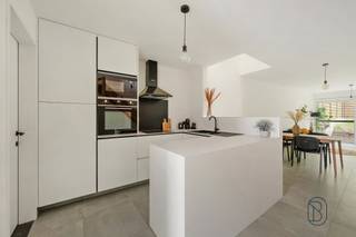 <p></p><p>Stijlvol wonen in hartje Avelgem! Mooie nieuwbouwwoning met 3SLK, 2BDK en tuin! Centraal gelegen in de nabijheid van scholen, winkels en openbaar vervoer.<br />Een ideale thuis voor wie comfortabel en energiezuinig wil wonen op een vlot bereikbare locatie.<br />Extra troef: Mogelijkheid tot aankoop aan 6%BTW (indien voldaan aan voorwaarden).</p><p>Indeling: inkom met apart toilet, een aangename lichtrijke leefruimte die rechtstreeks uitgeeft op de zuidwestgerichte tuin. De open, volledig geïnstalleerde keuken met kwalitatieve SMEG-toestellen sluit perfect aan op de leefruimte en wordt aangevuld met een praktische berging/wasplaats. Op de eerste verdieping bevinden zich de overloop, moderne badkamer (lavabo en inloopdouche), apart toilet en 2 ruime slaapkamers. De tweede verdieping werd volledig ingericht als een stijlvolle masterbedroom met eigen badkamer (lavabo en inloopdouche) en ruime dressing. Eveneens beschikt de woning over een praktische zolderruimte en een volledig aangelegde tuin.</p><p>Troeven: instapklare nieuwbouwwoning, afwerking met kwalitatieve materialen, energiezuinig (A), 7 zonnepanelen, vloerverwarming op aardgas, dubbele beglazing, conforme elektriciteit, mogelijkheid tot aankoop aan 6% BTW</p><p>Interesse in deze prachtige woning?<br />Plan vandaag nog uw bezoek via afspraak met Immo Beguin: tessa@immobeguin.be</p>