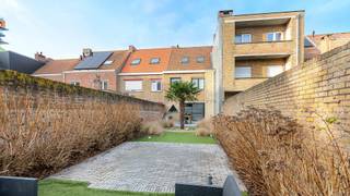 Deze ruime woning is ideaal gelegen in het centrum van Heist-aan-Zee, op wandelafstand van de vernieuwde markt, het station, alle winkels én het strand. Alles wat je nodig hebt, ligt letterlijk om de hoek.<br /><br />De woning werd stevig gebouwd en beschikt over betonnen verdiepingen, wat zorgt voor een solide en duurzame basis. Op het gelijkvloers een gezellige woonkamer met directe toegang tot de achterliggende tuin. En wat voor een tuin! Een schitterende buitenruimte met veel plaats, meerdere zonneterrassen en achteraan een praktische berging of hobbyruimte. Verder vind je op het gelijkvloers een open keuken met aansluitend een handige berging. <br /><br />Op de eerste verdieping bevinden zich twee volwaardige slaapkamers en een ingerichte badkamer. Via een vaste trap bereik je de dakverdieping, waar zich een prachtige masterbedroom bevindt. Een echte eyecatcher: ruim, licht en ideaal als rustige privéverdieping.<br /><br />Deze woning combineert een leuke ligging aan zee, een aangename indeling en een uitzonderlijke tuin in het centrum – een zeldzame troef in Heist-aan-Zee.<br /><br />👉 Benieuwd naar meer? Kom deze woning ontdekken na afspraak met Willem Cauwels op TEL 050.89.27.70