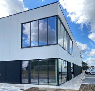 <p>Welkom op Bedrijvenpark Bergebeek!<br /><br />Op een terreinoppervlakte van zo'n 90.000 m² worden diverse bedrijfsverzamelgebouwen ontwikkeld op maat, perfect afgestemd op de behoeften van ambitieuze ondernemers.<br /><br />Momenteel zijn er typegebouwen op maat te koop, voorzien van kantoor- en showroomruimtes met een strategische zichtlocatie langs de Liersesteenweg.<br /><br />Bedrijvenpark Bergebeek is uitstekend bereikbaar dankzij het toekomstige rondpunt aan de Schoorstraat en de Lerrekensstraat, en ligt vlak bij de industriezone Heistse Hoek.<br /><br />Verschillende ondernemingen hebben zich hier al gevestigd of zullen dat binnenkort doen, waaronder KBC en Wireline. Dit maakt het park tot een veelzijdige, dynamische en verfrissende plek voor uw bedrijf. Het ideale uithangbord voor uw onderneming!<br /><br /><strong>Unit B3-06 is een hoekunit en bestaat uit 324 m² magazijnruimte met een tussenvloer van 74 m² en extra ramen op het gelijkvloers en de verdieping. Er zijn 6 bijhorende parkeerplaatsen bij de unit. <br /><br /><br /><u>Bijkomende kosten excl. BTW</u></strong></p>
<ul>
<li><strong>Basisakte/splitsingsakte: 2.000 euro </strong></li>
<li><strong>Nutsvoorzieningen: 12.500 euro </strong></li>
</ul>
<p><br /><strong>De totale verkoopprijs inclusief kosten bedraagt 592.500 euro (excl. BTW).</strong><br /><br /><br /><u>Waarom kiezen voor Bergebeek?</u></p>
<ul>
<li>Strategische locatie: Op een zichtlocatie aan de Liersesteenweg , met vlotte verbindingen naar Aarschot en Lier.</li>
<li>Flexibele bedrijfsruimtes: Beschikbaar vanaf 306 m², uitbreidbaar en volledig aanpasbaar aan uw behoeften.</li>
<li>Duurzame oplossingen: Mogelijkheid voor zonnepanelen, warmtepompen, groendaken en waterrecuperatiesystemen.</li>
<li>Parkmanagement: Verzorgde omgeving met groenonderhoud, bewegwijzering en afvalbeheer.</li>
<li>Ruime parkeergelegenheid: Parkeer direct voor uw pand met optionele extra plaatsen.</li>
</ul>
<p>Met bijna <strong>9 hectare projectgrond </strong>is Bedrijvenpark Bergebeek dé plek voor groeiende en gevestigde ondernemingen. Of u nu starter bent of uitbreidt, er is ruimte op maat voor iedereen.<br /><br /><br /><em>Vermelde prijzen zijn indicatief en vrijblijvend en steeds exclusief BTW, notaris- en overdrachtskosten en inclusief de kosten voor de afwerking van het park (oa totem, brievenbussen, belijning, parkingborden, verkeersborden, groenaanleg,...). Enkel de logo's op de gevel/totem/brievenbussen/parkingbordjes blijven ten laste van de koper.</em></p>